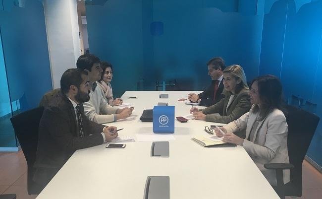 Los representantes del PP con los miembros de La Ciudad Accesible. Los representantes del PP con los miembros de La Ciudad Accesible.