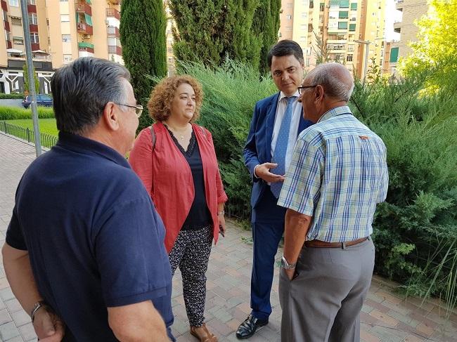 Rosa Fuentes y Carlos Rojas, del PP, en un encuentro con vecinos del Zaidín. Rosa Fuentes y Carlos Rojas, del PP, en un encuentro con vecinos del Zaidín.