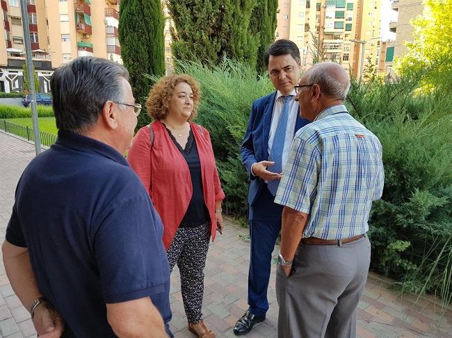 Rosa Fuentes y Carlos Rojas, del PP, en un encuentro con vecinos del Zaidín.