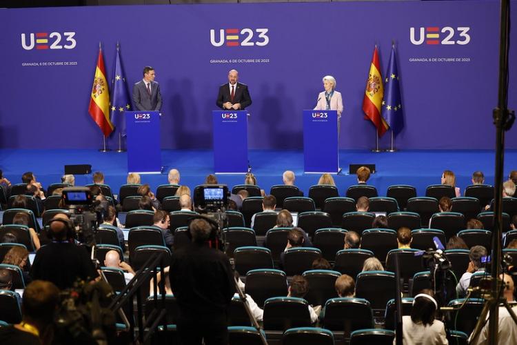 Pedro Sánchez, Charles Michelle y Úrsula von der Leyen, en rueda de prensa en Granada. 