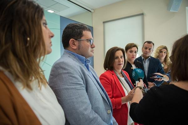 La consejera atiende a los periodistas.