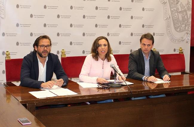 Rocío Díaz entre Juan Antonio Fuentes y Antonio Granados.