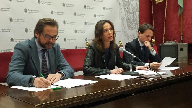 Rocío Díaz en una rueda de prensa con Juan Antonio Fuentes y Antonio Granados.