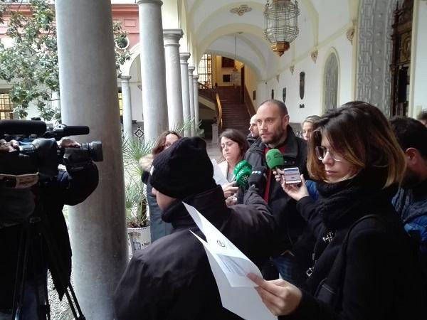 El delegado sindical de CGT Luis Cotarelo atiende a los periodistas. 