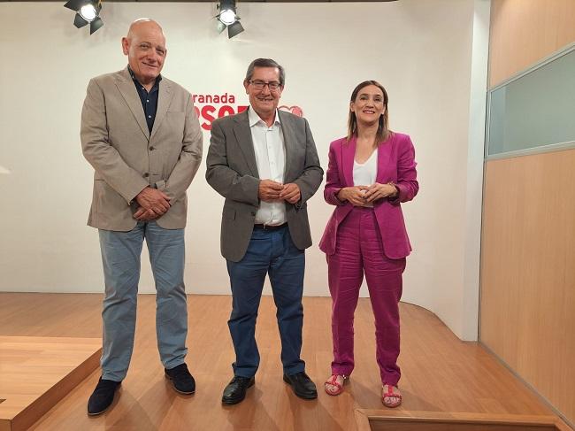 José Entrena, flanqueado por Gerardo Sánchez y Olga Manzano.