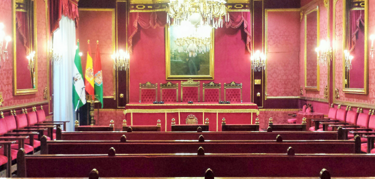 Salón de plenos del Ayuntamiento de Granada.