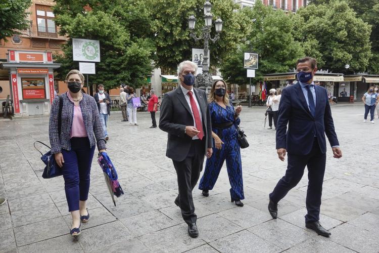 Luis Salvador, este lunes, en su visita a las carocas, con José Antonio Huertas y Lucía Garrido (Cs), y la edil de Vox Beatriz Sánchez.