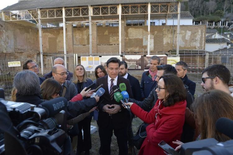 Luis Salvador atiende a la prensa acompañado entre otros por Marifrán Carazo, César Díaz y Antonio Granados. Luis Salvador atiende a la prensa acompañado entre otros por Marifrán Carazo, César Díaz y Antonio Granados.