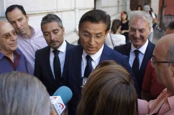 El alcalde, rodeado de Manuel Olivares y José Antonio Huertas. El alcalde, rodeado de Manuel Olivares y José Antonio Huertas.