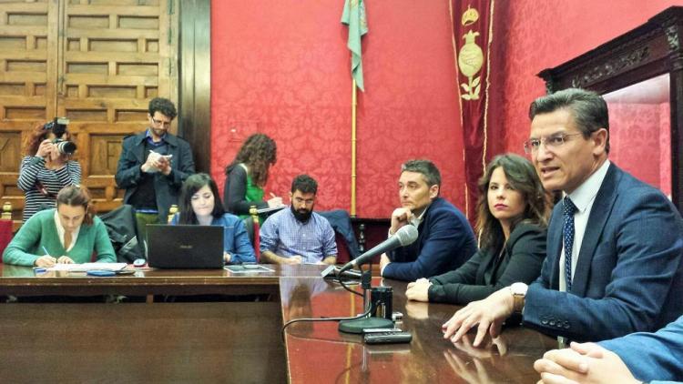 Salvador en una rueda de prensa con su grupo.