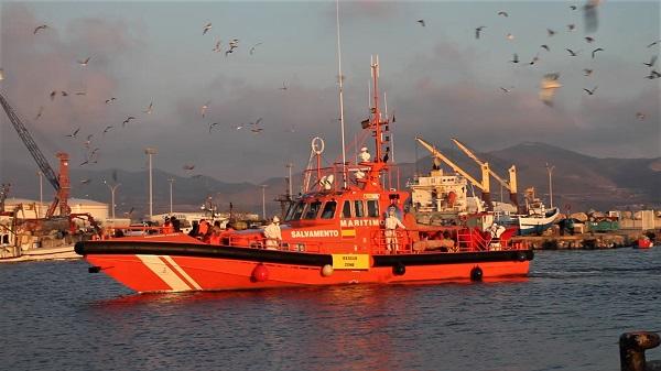 Embarcación de Salvamento Marítimo llegando al Puerto de Motril.