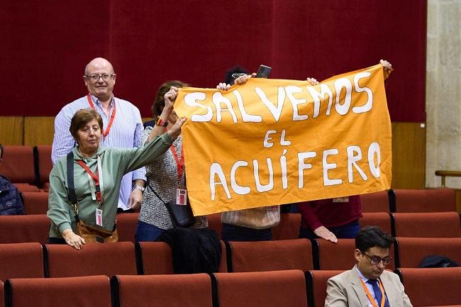 Integrantes de La Calahorra en acción llevaron su protesta al Parlamento.