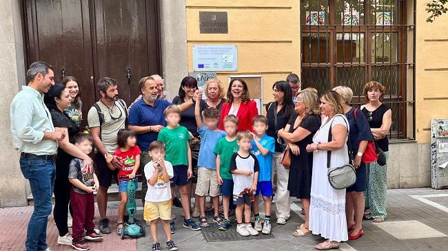 Familias del CEIP San José y ediles socialistas en una acción a las puertas del colegio público.