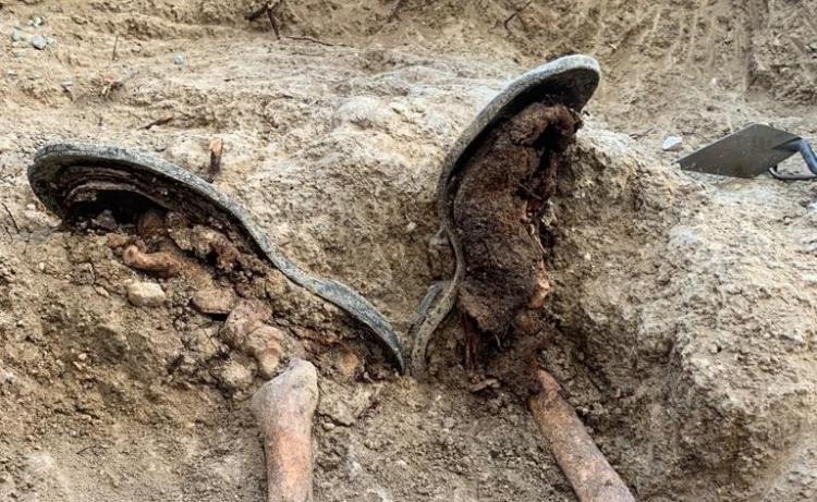 Impactante fotografía con el detalle de las suelas del calzado que aún conservaba una de las víctimas exhumadas en Salar.