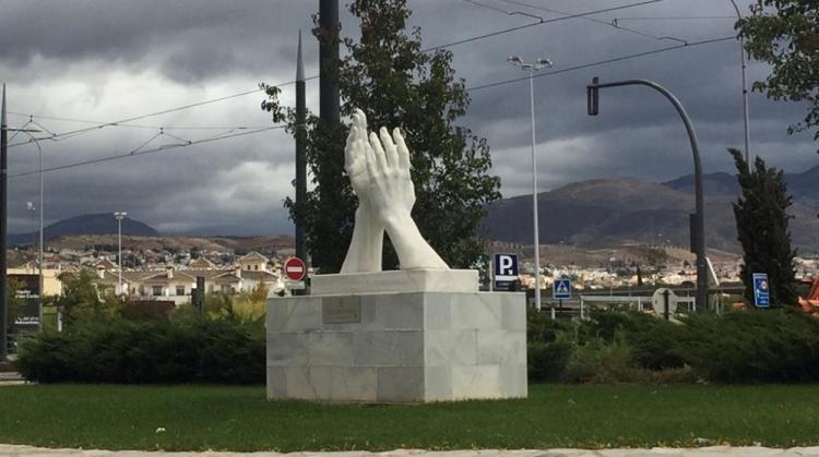 Monumento en Granada en homenaje a los profesionales sanitarios por su labor durante la pandemia.