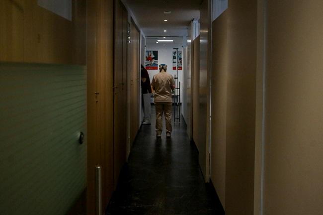 Un sanitario pasa por un pasillo de un centro de salud, en una imagen de archivo.