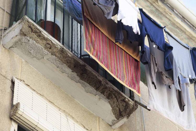 Imagen del deterioro de uno de los pisos de Santa Adela.