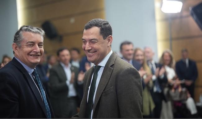 El presidente de la Junta y el consejero de Sanidad, en la presentación del Hospital de Cádiz este sábado.
