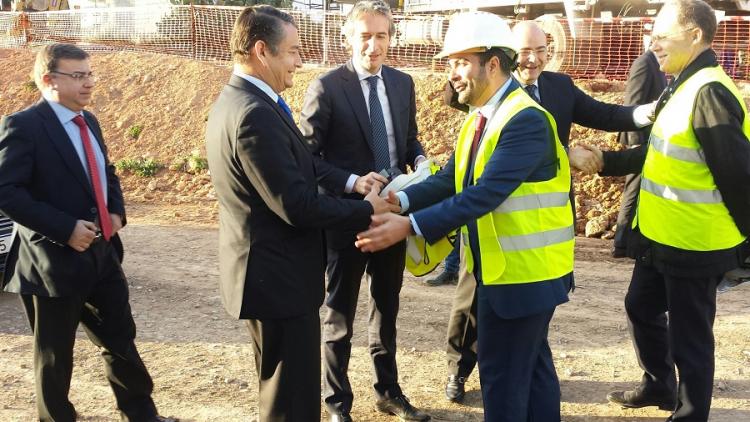 Sanz saluda al alcalde de Loja en presencia del ministro.