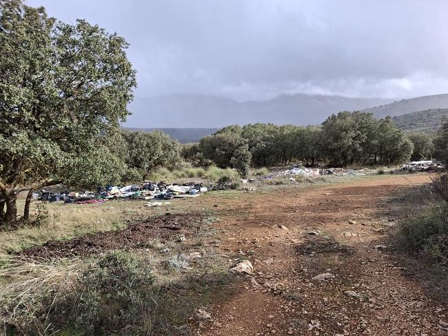Basuras acumuladas en la Sierra.