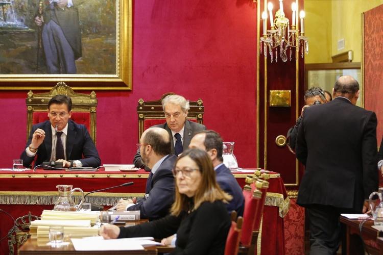 Sebastián Pérez, a la derecha, abandona el pleno del Ayuntamiento de Granada este viernes. 