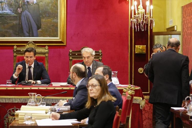 Sebastián Pérez, a la derecha, abandona el pleno del Ayuntamiento de Granada este viernes. Sebastián Pérez, a la derecha, abandona el pleno del Ayuntamiento de Granada este viernes.