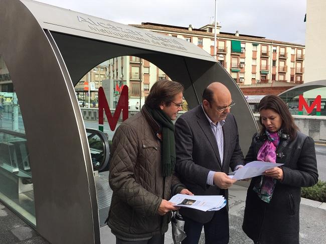 Pérez, García y Granados, en una boca de Metro. Pérez, García y Granados, en una boca de Metro.