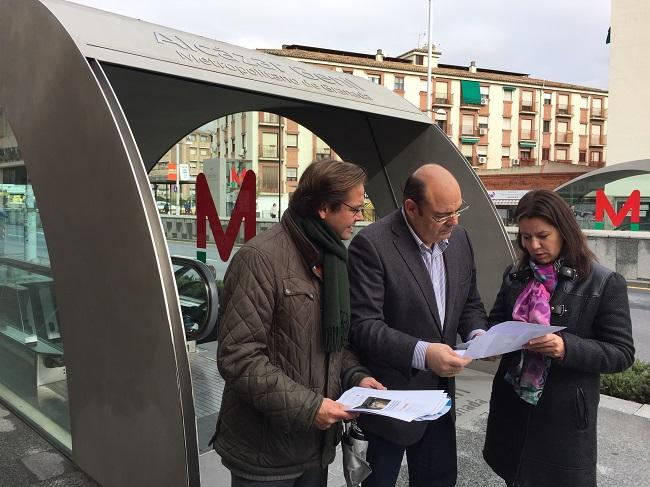 Pérez, García y Granados, en una boca de Metro.