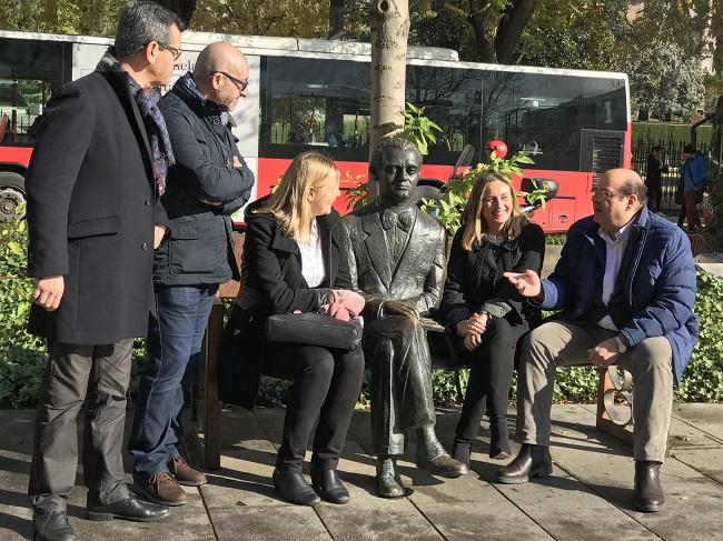 Sebastián Pérez y Marifrán Carazo, junto a la escultura de Lorca en la Avenida de la Constitución.