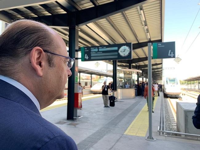 Sebastián Pérez, este martes en la estación de Granada. Sebastián Pérez, este martes en la estación de Granada.