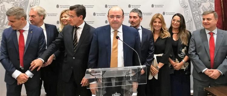 Sebastián Pérez, junto al alcalde y concejales del bipartito, en el balance de los cien días de gobierno.