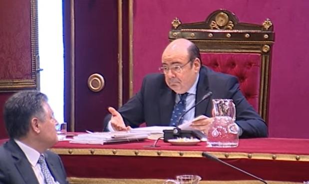 Sebastián Pérez, mientras esperaba al alcalde, que se retrasó media hora.