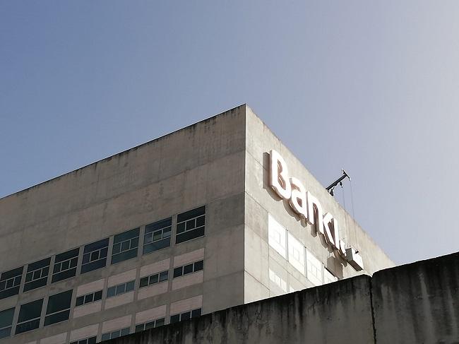 Desmontaje del letrero de Bankia en el Cubo.