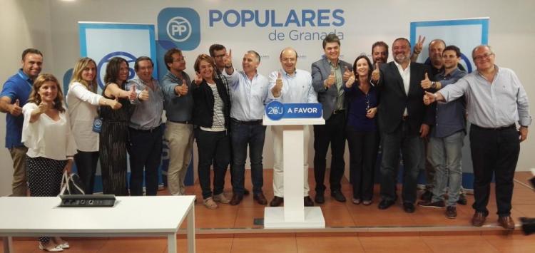 Candidatos y candidatas, cargos públicos y dirigentes del PP granadino celebran los resultados electorales.