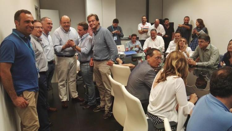 Sebastián Pérez sigue los resultados en la sede del PP con candidatos y candidatas y cargos públicos de su partido.