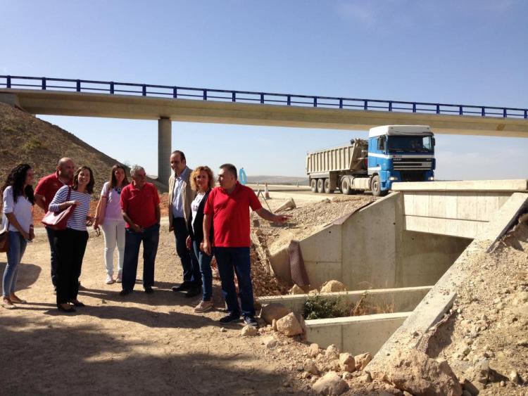 Los cargos y dirigentes del PP granadino durante su visita a las obras.