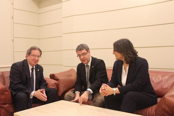 Luis González y María José Martín con el ministro de Energía.