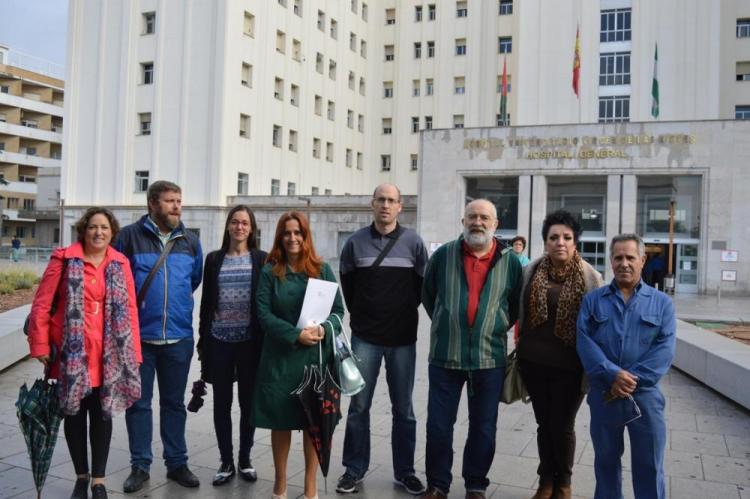 Representantes de IU este viernes ante el Virgen de las Nieves. Representantes de IU este viernes ante el Virgen de las Nieves.
