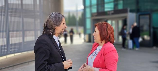 Mari Carmen Pérez conversa con Francisco Sierra, a las puertas de la estación de de tren.