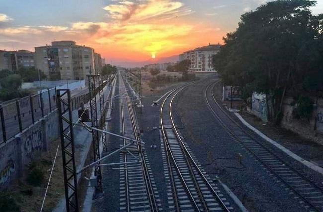 Vías del tren a la llegada a La Chana.