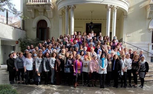 Foto de familia de las representantes de las asociaciones de mujeres.