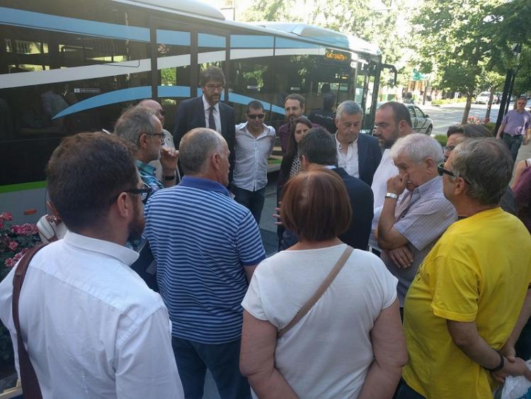 Representantes municipales, de los agentes sociales y la Marea Amarilla, a las puertas de Subdelegación.