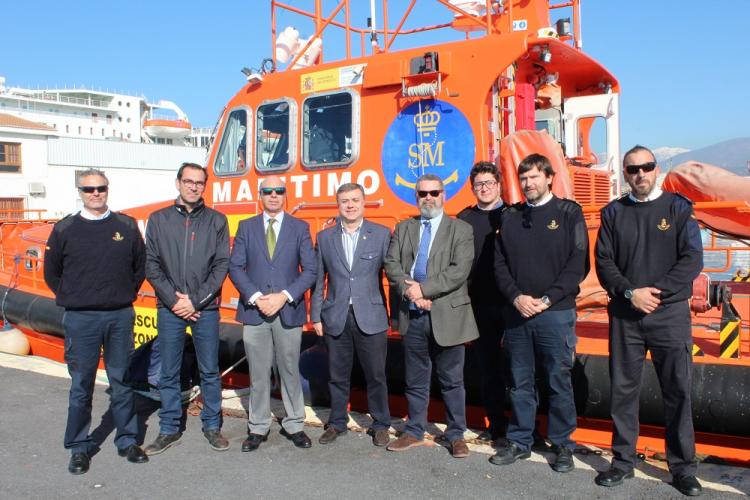 Fuentes con personal de Salvamento Marítimo. Fuentes con personal de Salvamento Marítimo.