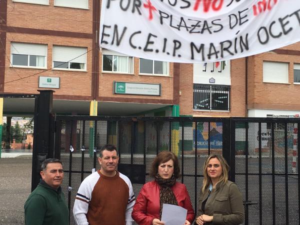 La parlamentaria Marífrán Carazo (dcha.) en la puerta del colegio.