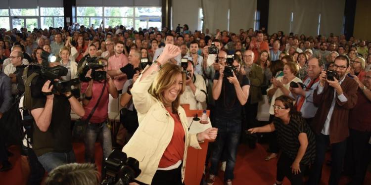 Susana Díaz saluda a los militantes en el acto celebrado este martes en la capital granadina.