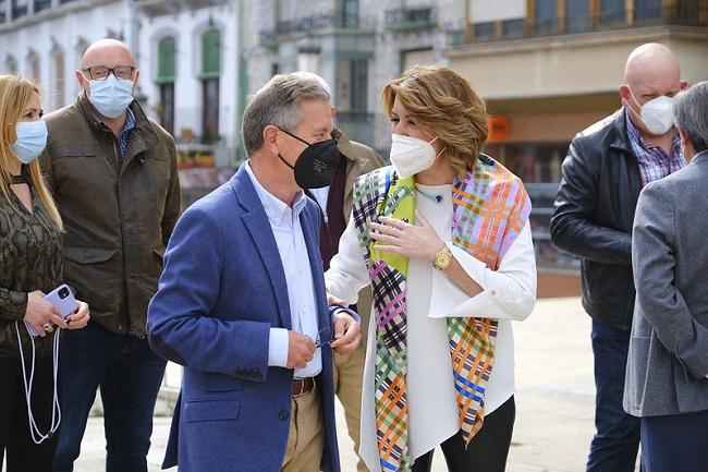 Susana Díaz saluda a Manuel Gavilán, alcalde de Baza.