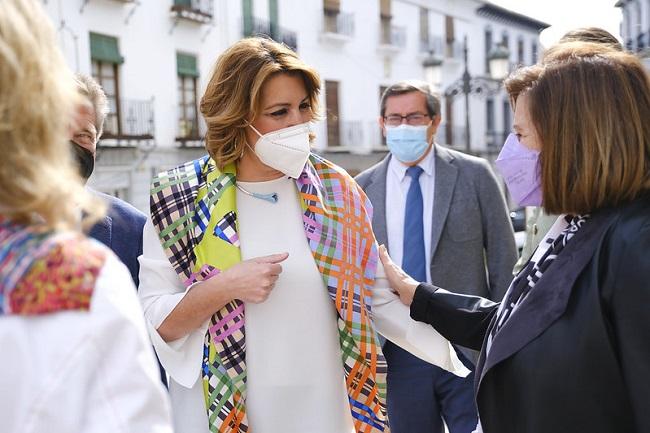 Susana Díaz conversa con María José Sánchez durante su visita a Baza.