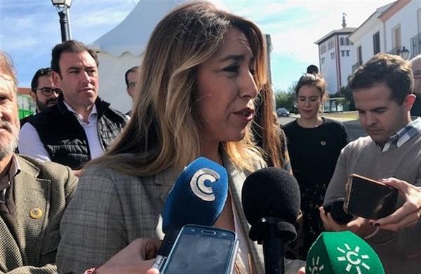 Susana Díaz atiende a los periodistas.