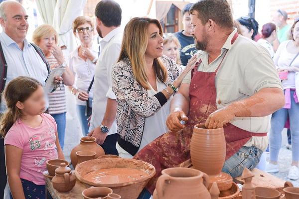 Susana Díaz, durante su visita a Pampaneira, donde ha anunciado la aprobación del plan.