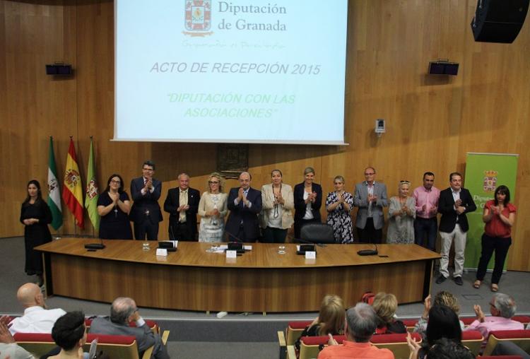 Los miembros de la corporación aplauden a los representantes de las ONG.